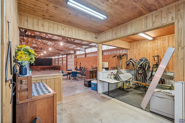 $840,000 | 9736 West Lake Road, Meriden, KS 66512