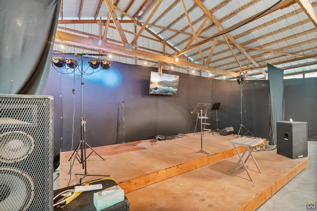 $840,000 | 9736 West Lake Road, Meriden, KS 66512