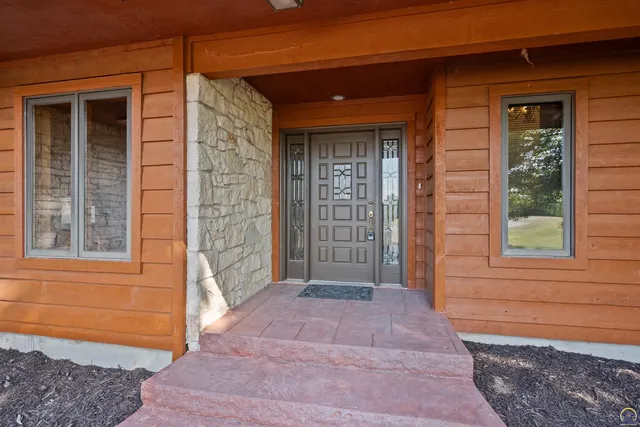 $840,000 | 9736 West Lake Road, Meriden, KS 66512