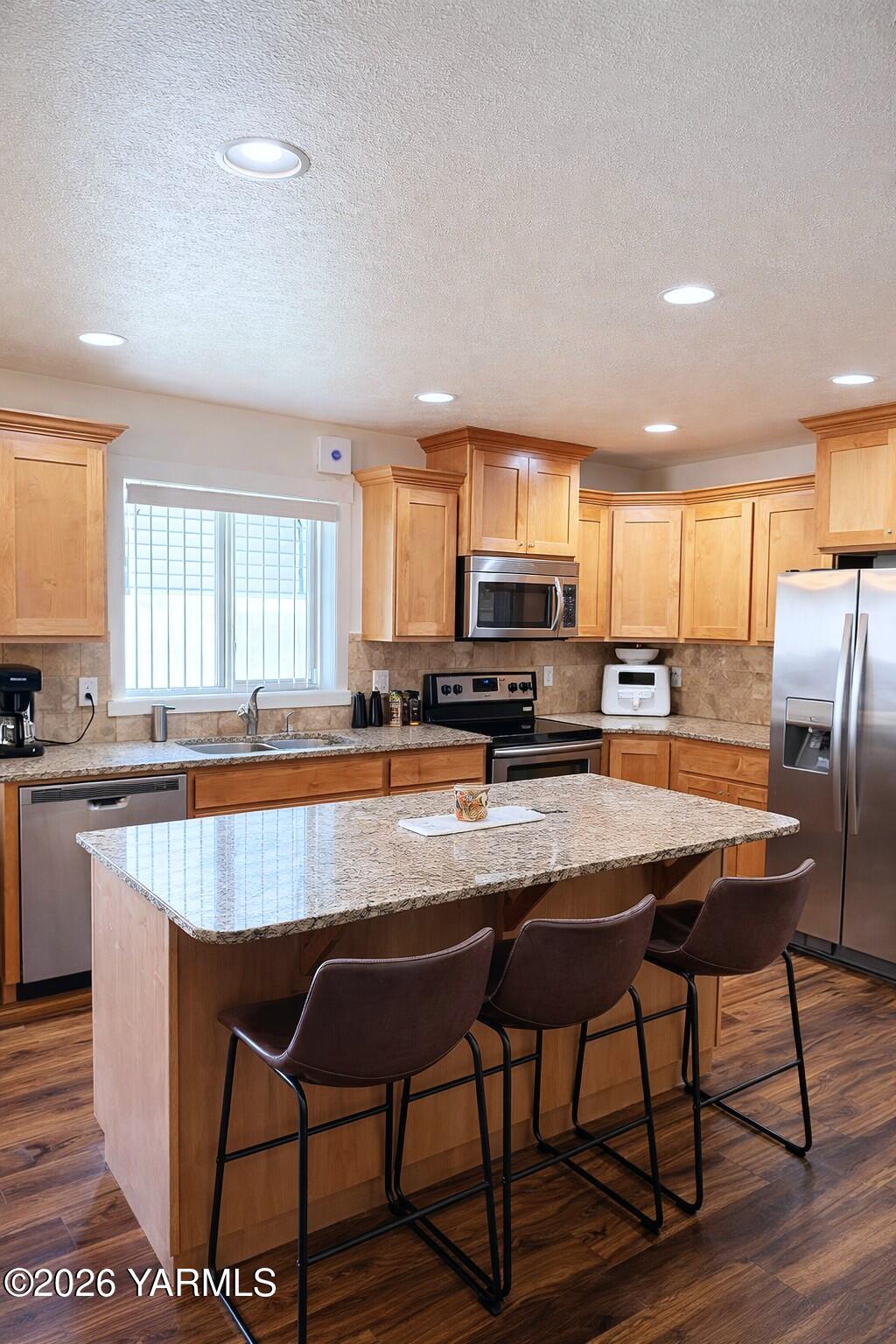 903 Cascade Avenue Moxee, WA 98936 - Photo 4 of 17 005Kitchen Island