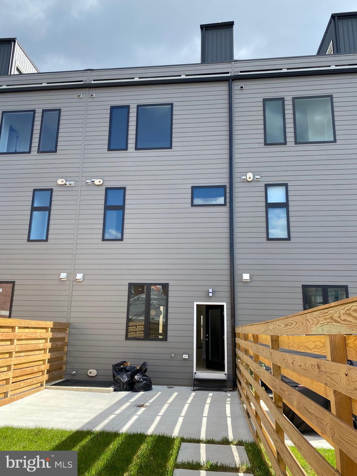 416 Rector Street, Unit B Philadelphia, PA 19128 - Photo 22 of 25 Patio and back yard area