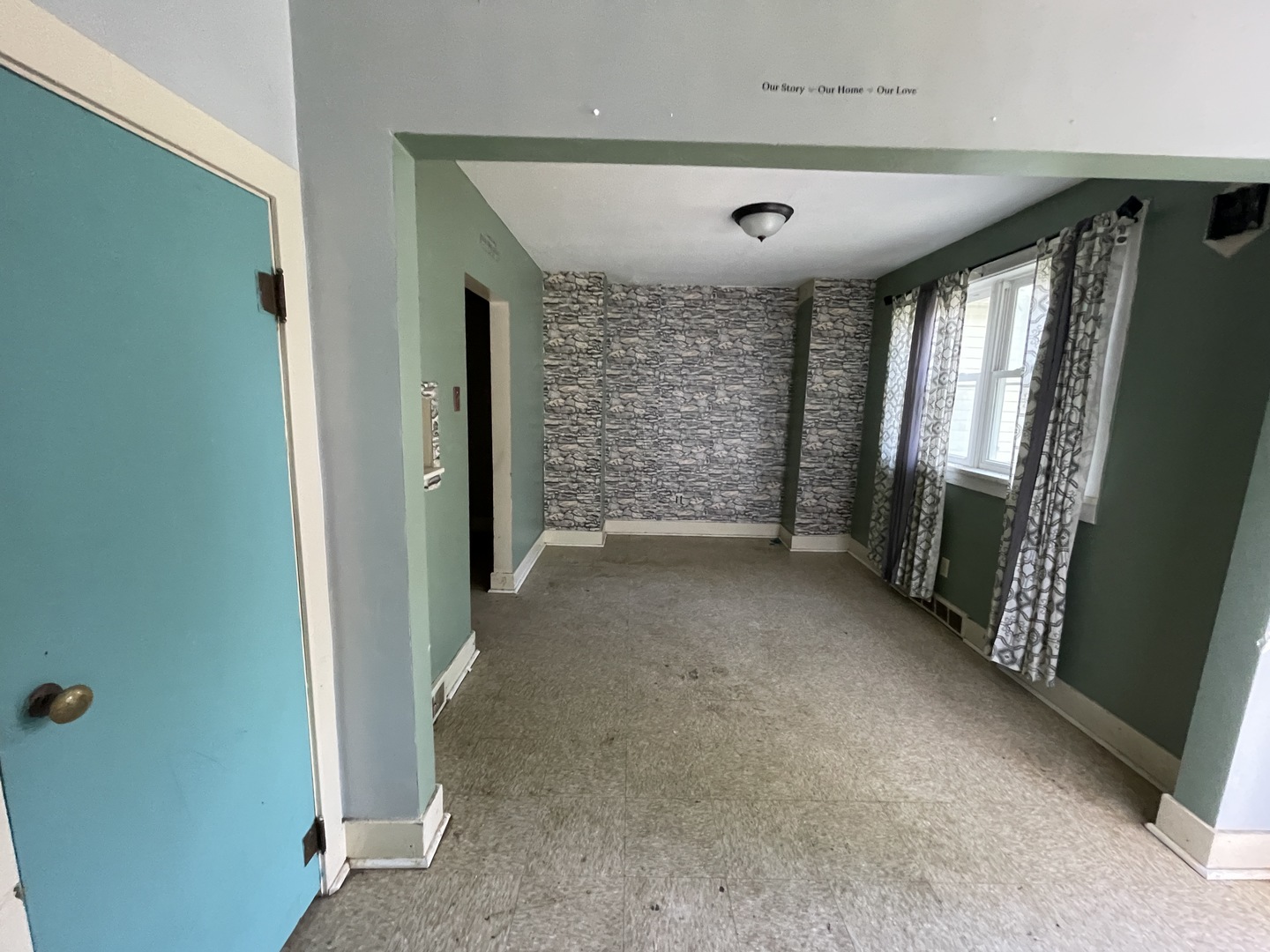 754 South Oakland Avenue Decatur, IL 62522 - Photo 8 of 18 an empty room with windows