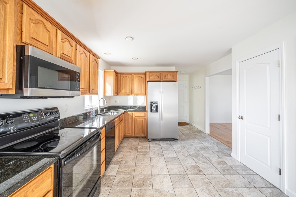 15 Hadley Court Springfield, MA 01119 - Photo 4 of 17