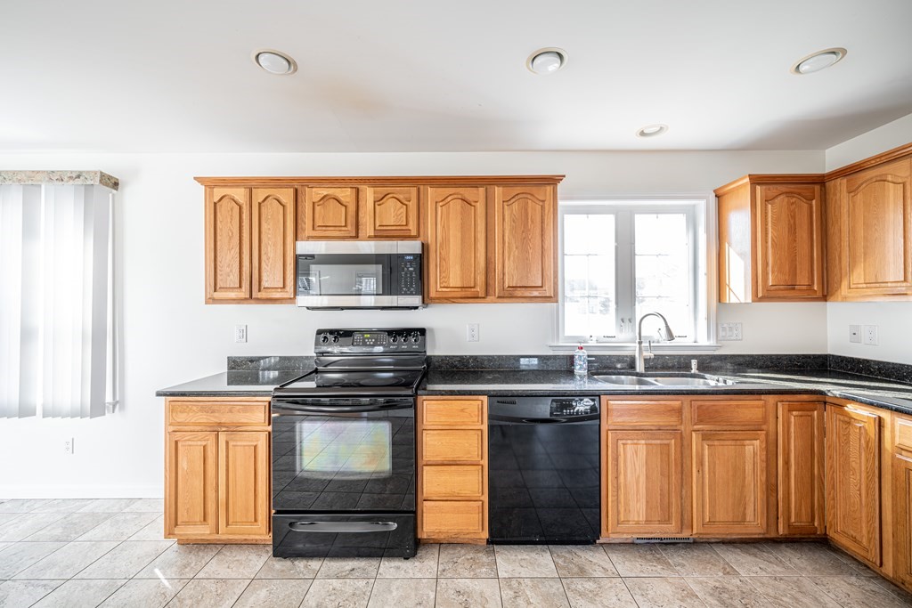 15 Hadley Court Springfield, MA 01119 - Photo 6 of 17