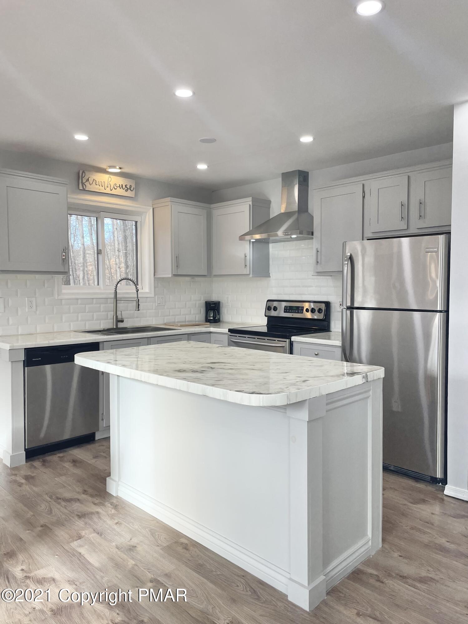 128 Ashley Court Bushkill, PA 18324 - Photo 34 of 87 Kitchen Island