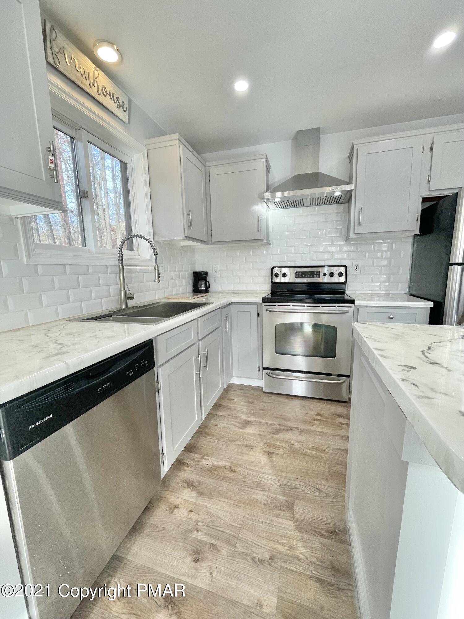 128 Ashley Court Bushkill, PA 18324 - Photo 37 of 87 Kitchen View