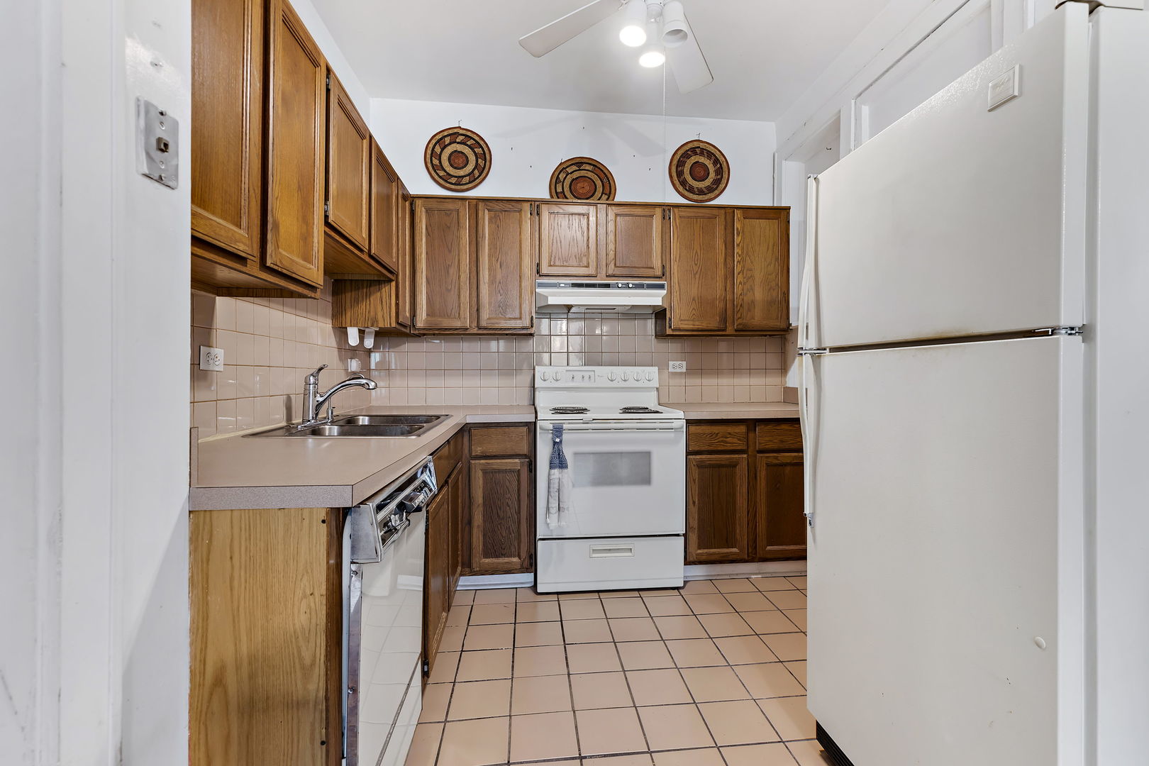 6255 North Sheridan Road, Unit 36 Chicago, IL 60660 - Photo 11 of 25 a kitchen with stainless steel appliances granite countertop a refrigerator a stove and a sink
