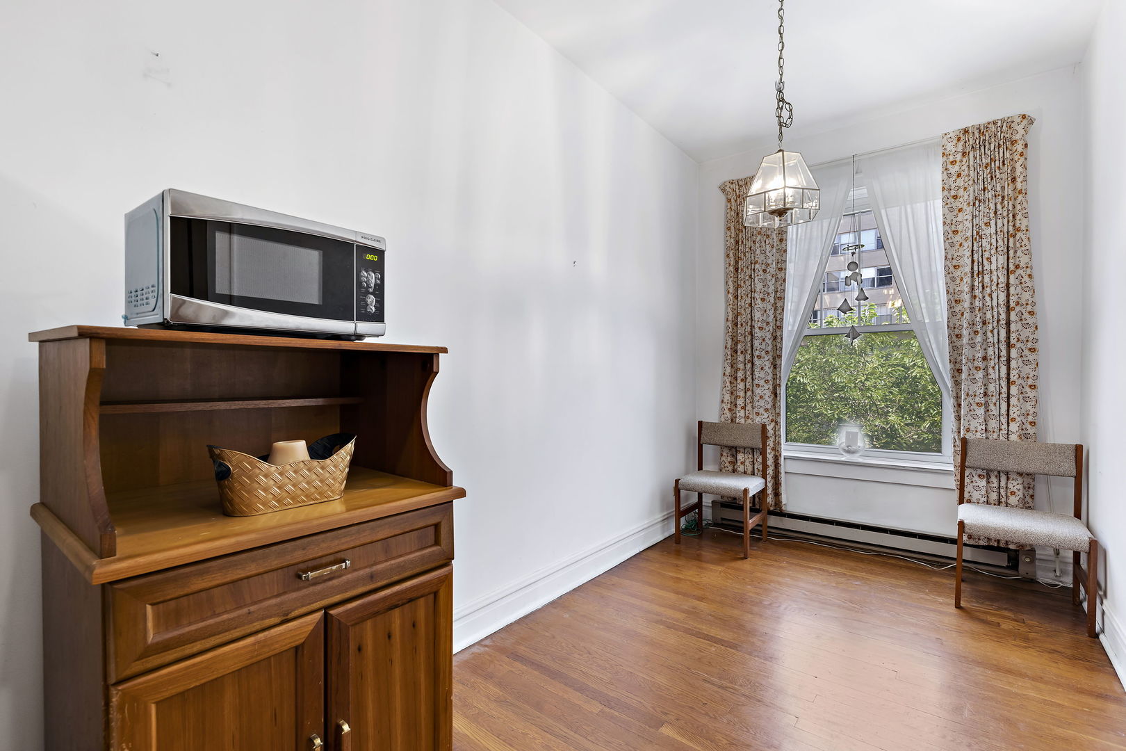 6255 North Sheridan Road, Unit 36 Chicago, IL 60660 - Photo 13 of 25 a living room with furniture and a window