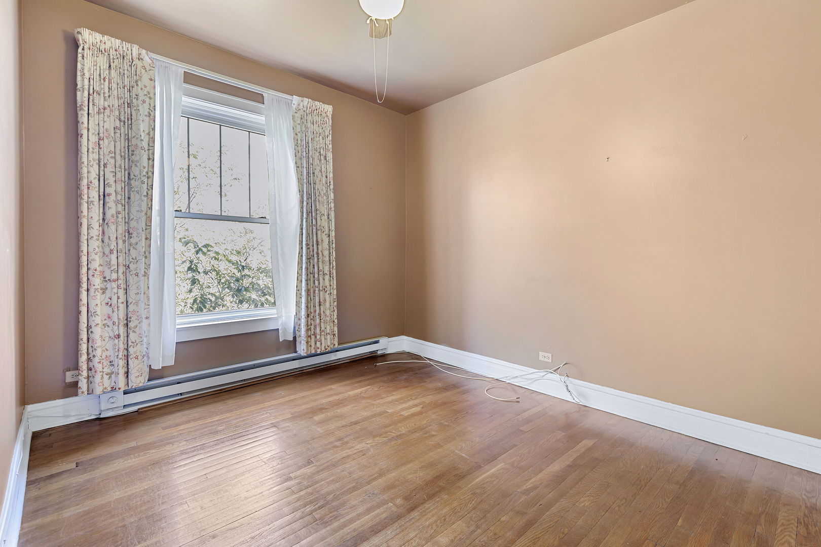 6255 North Sheridan Road, Unit 36 Chicago, IL 60660 - Photo 14 of 25 an empty room with windows and closet