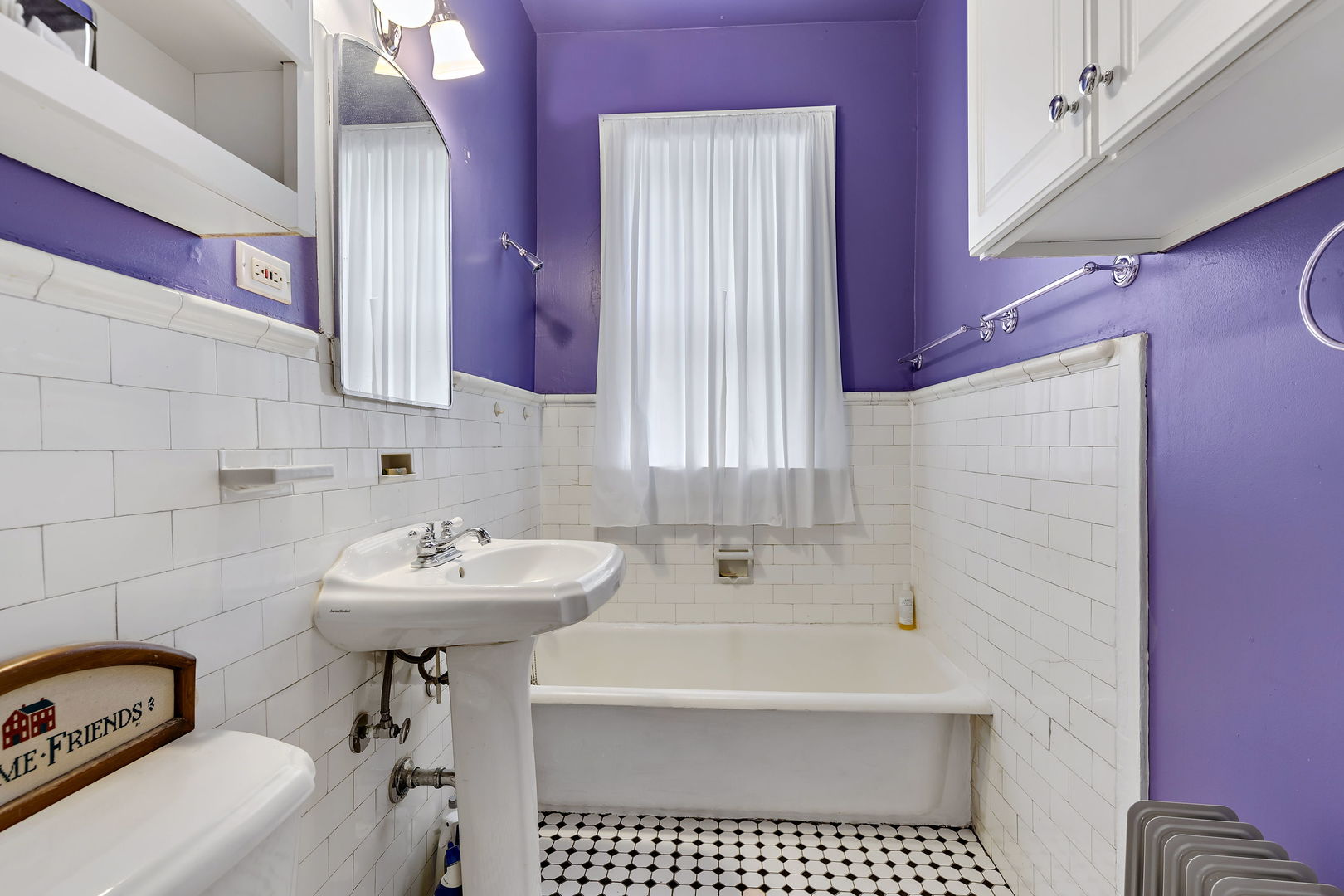 6255 North Sheridan Road, Unit 36 Chicago, IL 60660 - Photo 16 of 25 a bathroom with a sink a toilet and bathtub