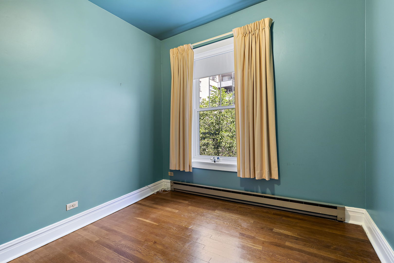 6255 North Sheridan Road, Unit 36 Chicago, IL 60660 - Photo 17 of 25 a view of a room with wooden floor and a window