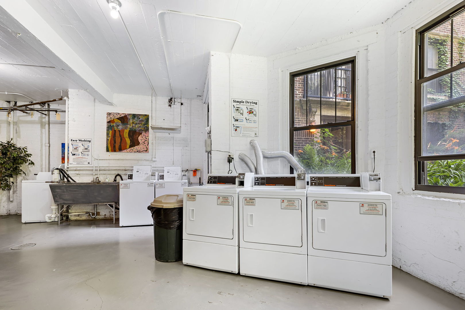 6255 North Sheridan Road, Unit 36 Chicago, IL 60660 - Photo 19 of 25 a view of living room with furniture and window