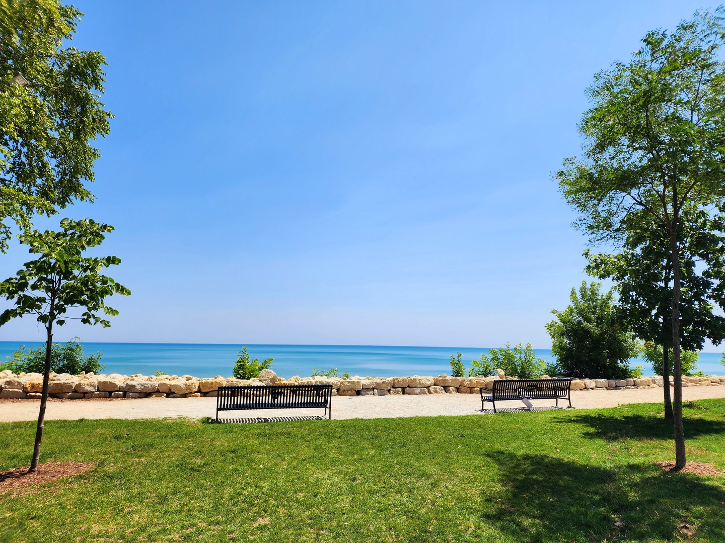6255 North Sheridan Road, Unit 36 Chicago, IL 60660 - Photo 24 of 25 a view of a swimming pool with lawn chairs and a big yard