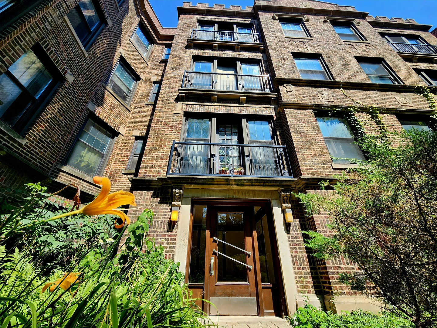 6255 North Sheridan Road, Unit 36 Chicago, IL 60660 - Photo 3 of 25 front view of a building