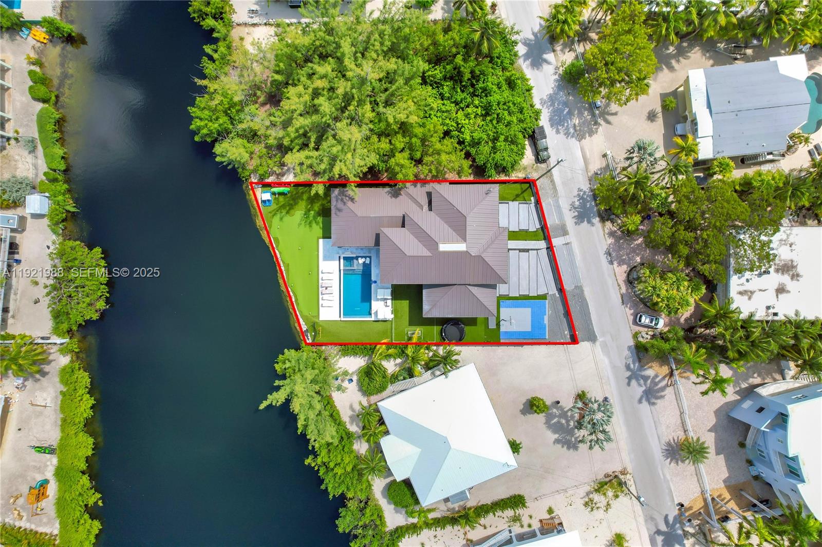 32 North Bounty Lane Key Largo, FL 33037 - Photo 85 of 86 an aerial view of a house with a yard and garden
