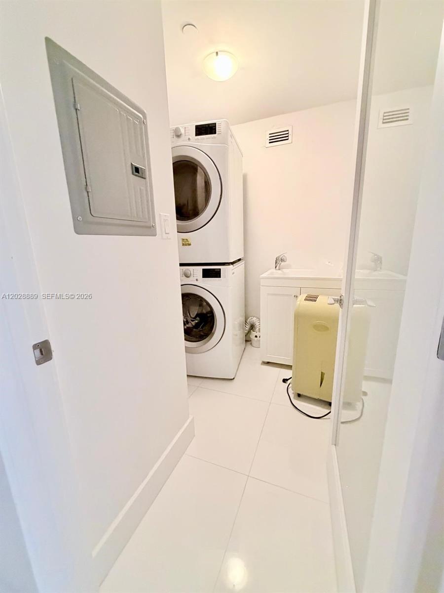 100 Lincoln Road, Unit 1504 Miami Beach, FL 33139 - Photo 5 of 17 a utility room with dryer and washer