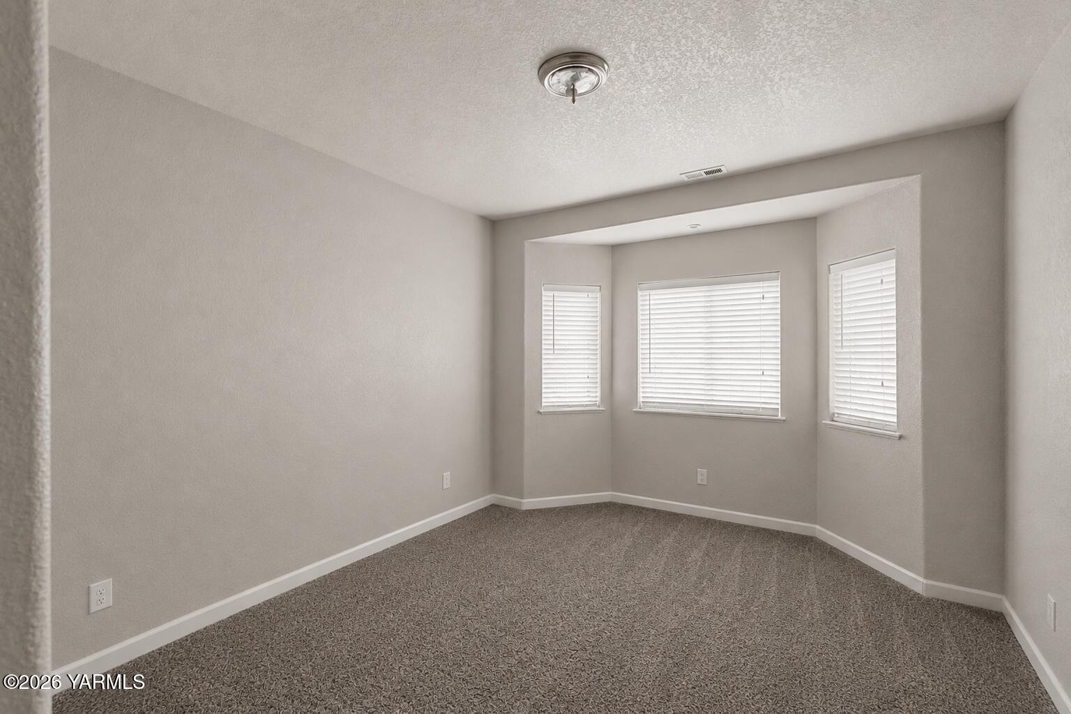 1811 Beam Road Granger, WA 98932 - Photo 13 of 26 an empty room with a window