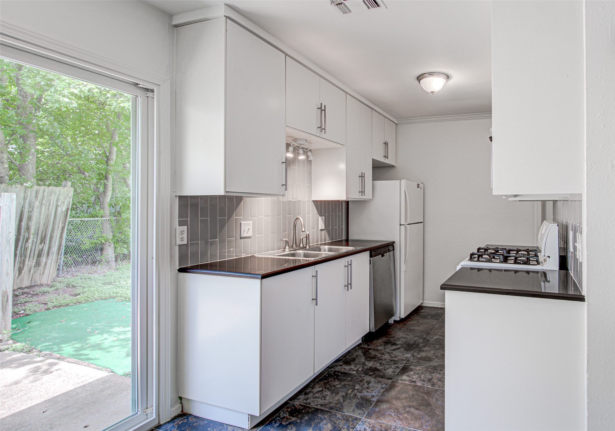 1403 Click Cove, Unit A Austin, TX 78758 - Photo 6 of 16 Gas Range