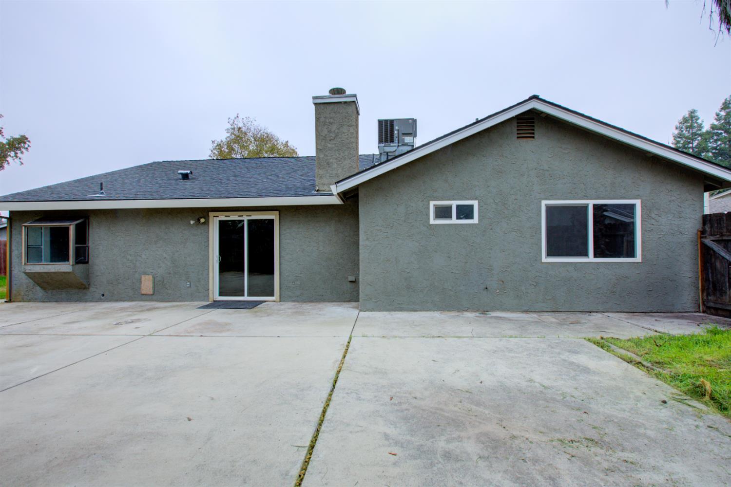 3772 Duke Court Merced, CA 95348 - Photo 35 of 40 a front view of a house with yard