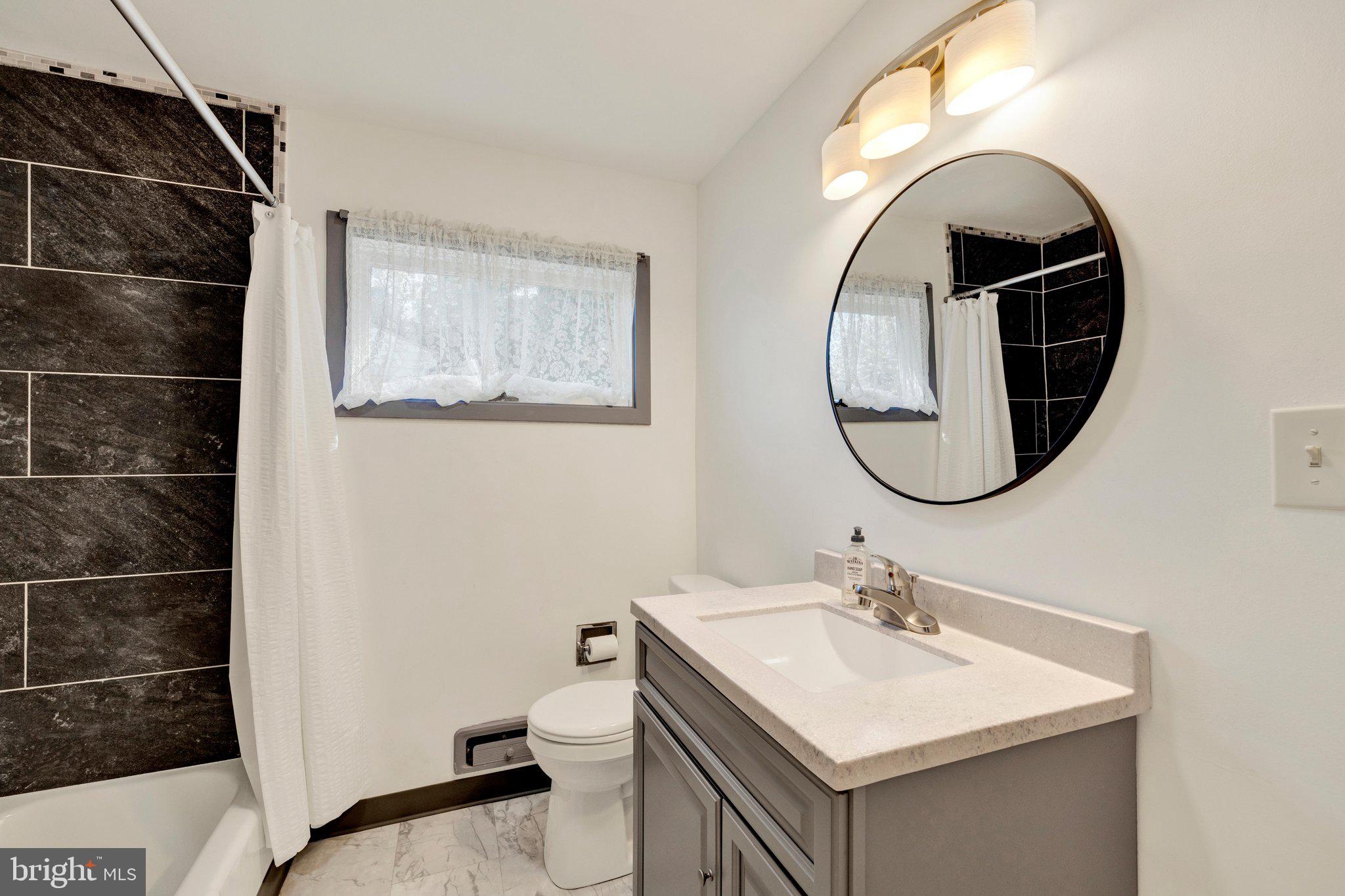 1835 Alsace Road Reading, PA 19604 - Photo 20 of 44 Main floor bath
