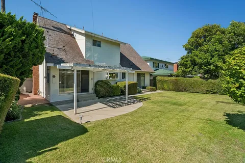 a view of a yard in front of house