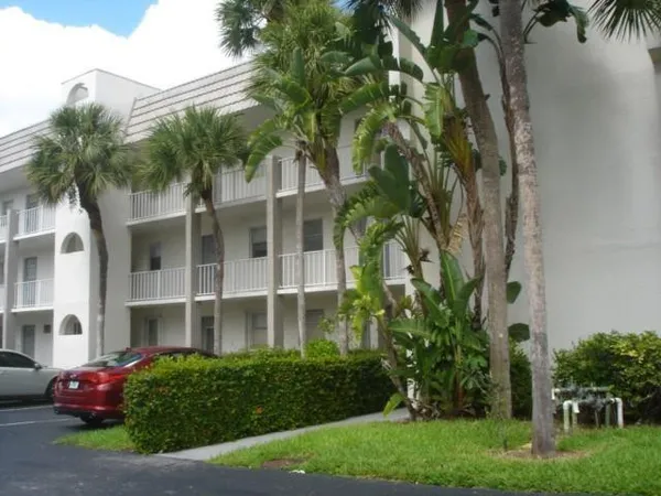 $79,900 | 8460 Sunrise Lakes Boulevard, Unit 202, Sunrise, FL 33322