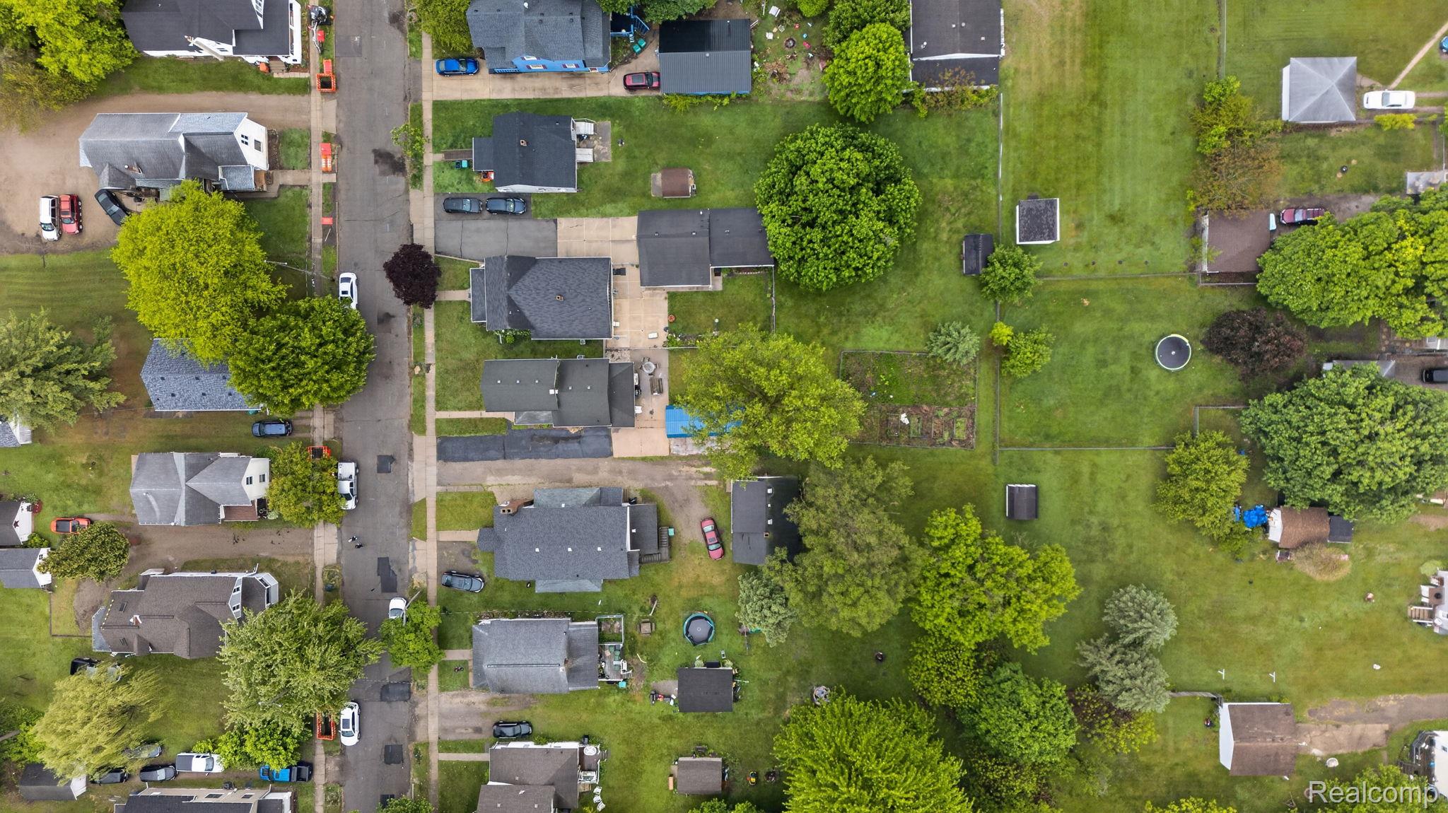 304 West Ridge Street Owosso, MI 48867 - Photo 41 of 45 Aerial perspective of suburban area