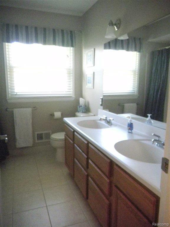 1657 Oakstone Drive Rochester, MI 48309 - Photo 15 of 25 2nd Full Bath