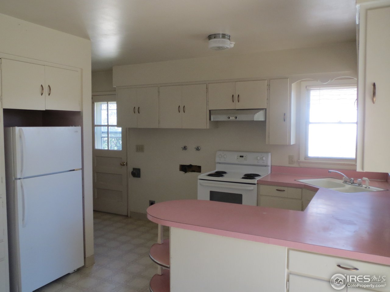723 East Prospect Road Fort Collins, CO 80525 - Photo 6 of 18 a kitchen with a stove a refrigerator and a sink