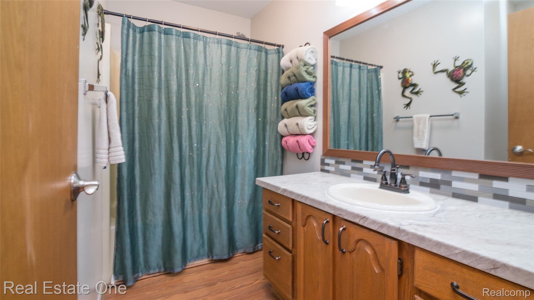 13665 Hibner Road Hartland, MI 48353 - Photo 22 of 60 FULL BTH.jpg