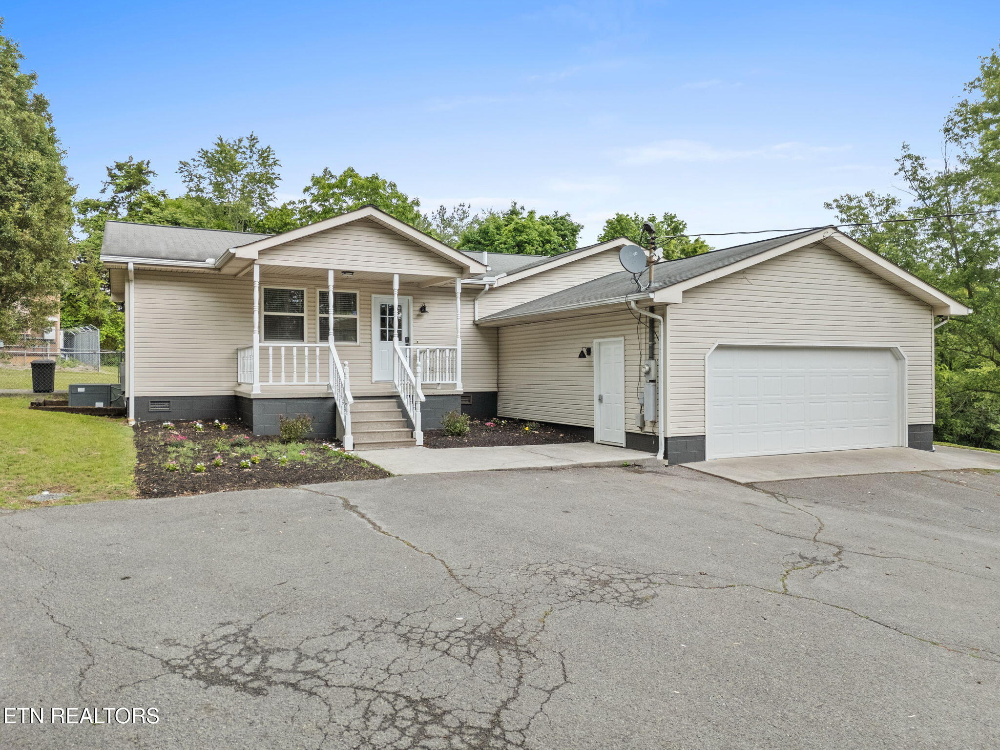 604 Reed Drive Powell, TN 37849 - Photo 3 of 31 2-web-or-mls-604 Reed--8