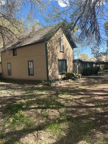 a view of a house with a yard