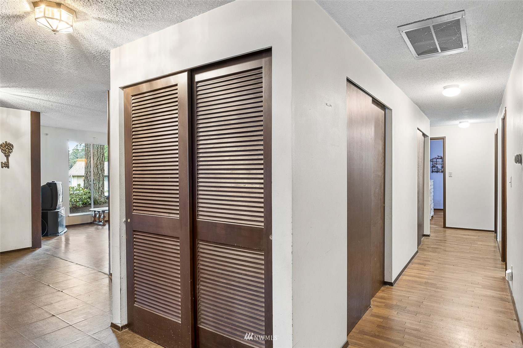 14332 118th Avenue Northeast Kirkland, WA 98034 - Photo 15 of 40 a view of hallway with livingroom