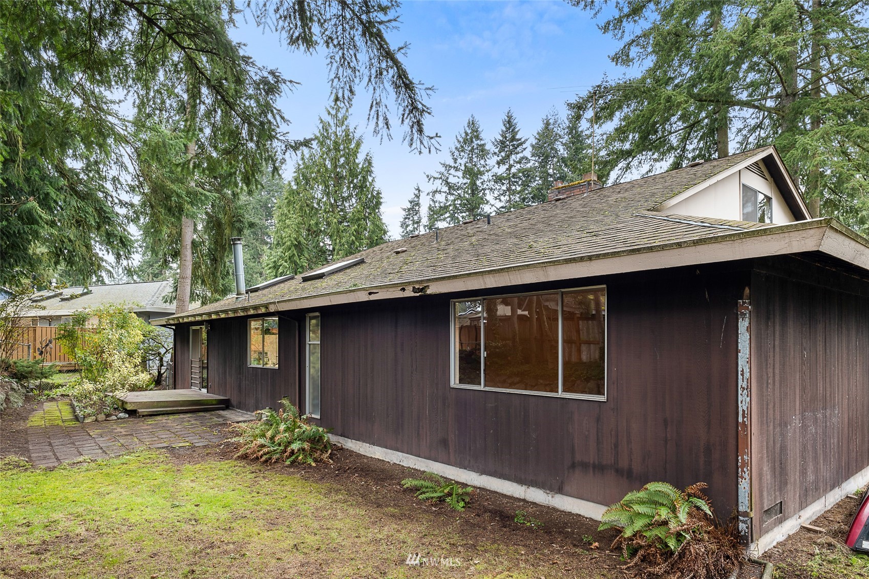 14332 118th Avenue Northeast Kirkland, WA 98034 - Photo 33 of 40 a backyard of a house with potted plants and large tree