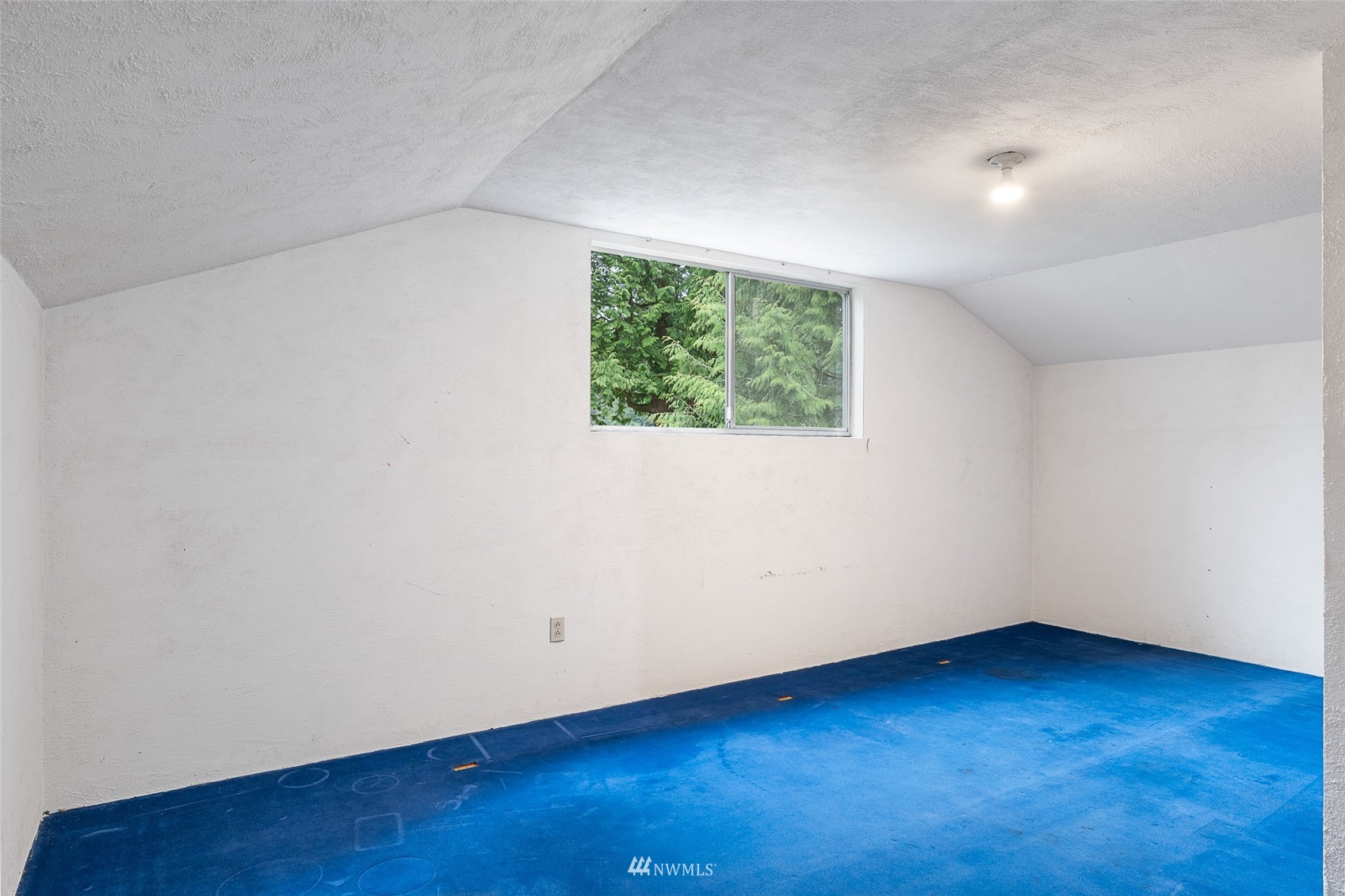 14332 118th Avenue Northeast Kirkland, WA 98034 - Photo 9 of 40 a view of an empty room with wooden floor and a window