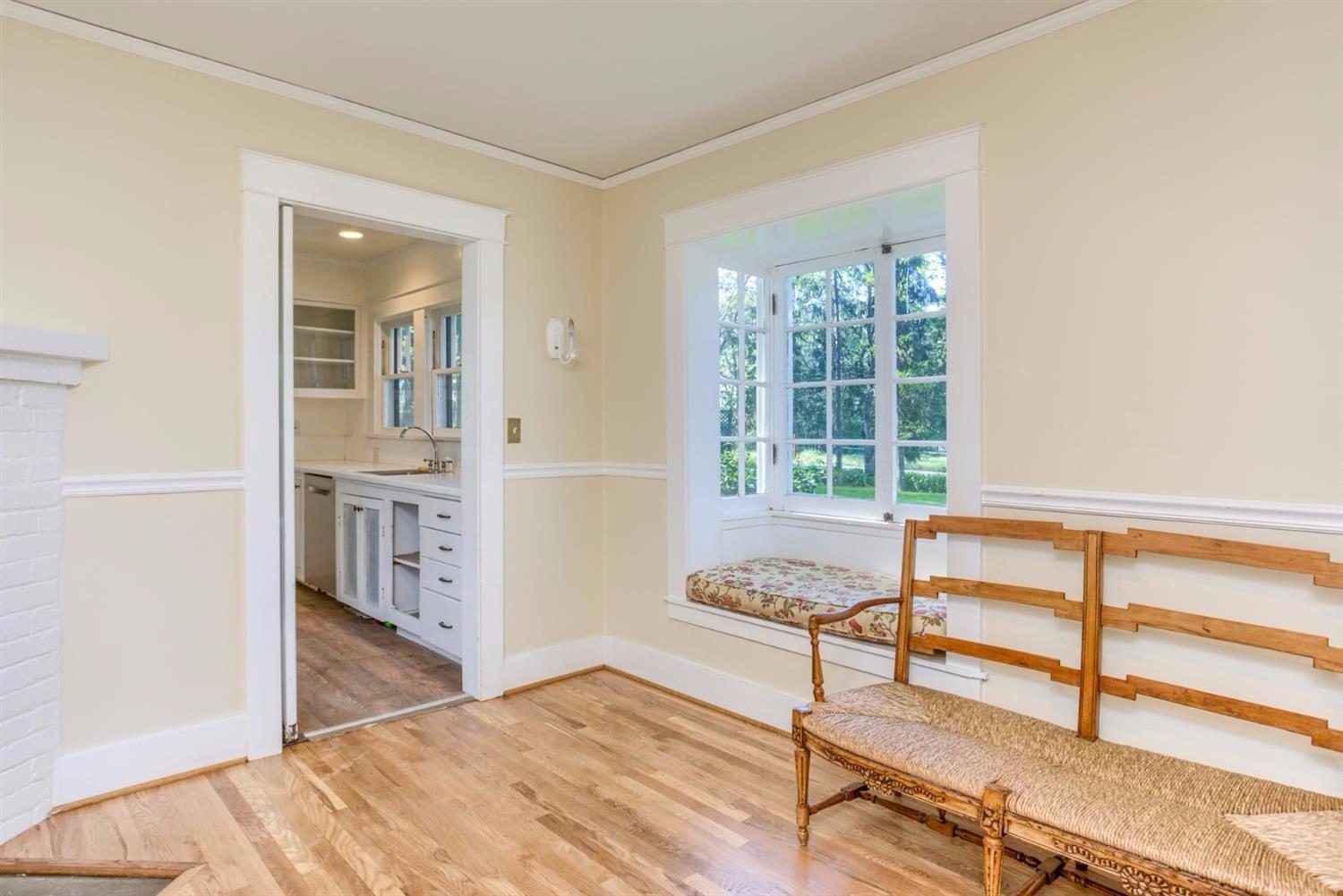 1975 Houston Road Phoenix, OR 97535 - Photo 11 of 33 Dining room with built-in window seat.