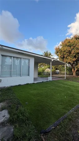 a view of a backyard