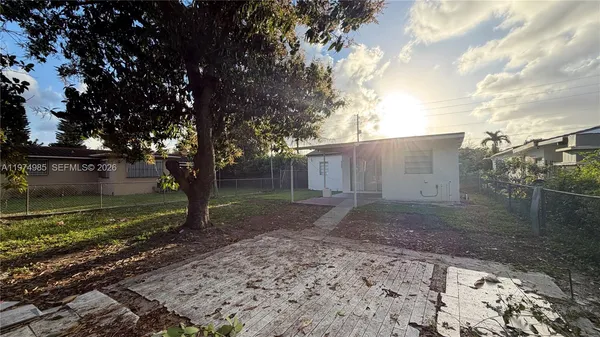 a view of a yard with a tree