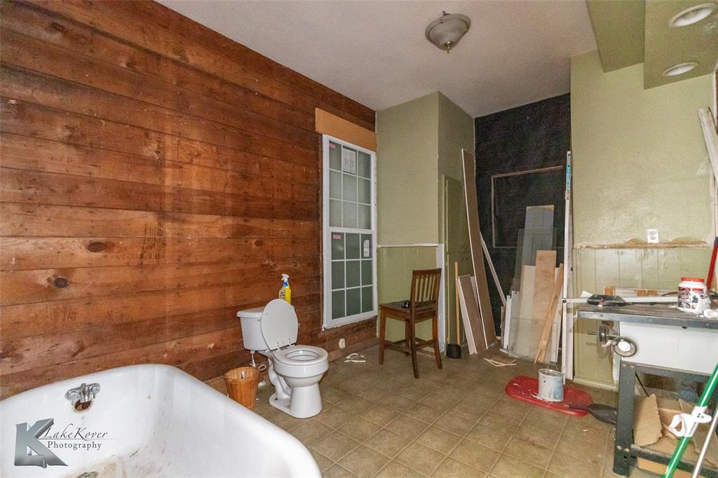 141 East 3rd Street Baird, TX 79504 - Photo 22 of 33 a bathroom with a sink and a mirror