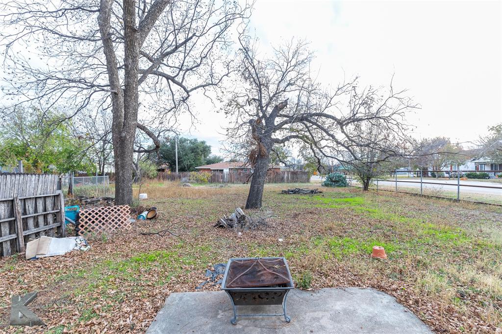 141 East 3rd Street Baird, TX 79504 - Photo 27 of 33 a backyard of a house with lots of green space
