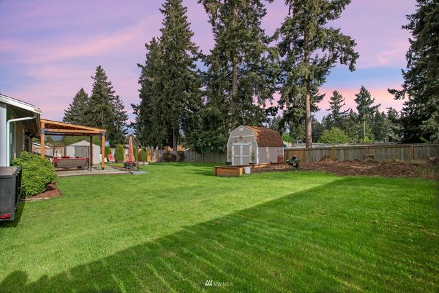 a view of a house with backyard and garden