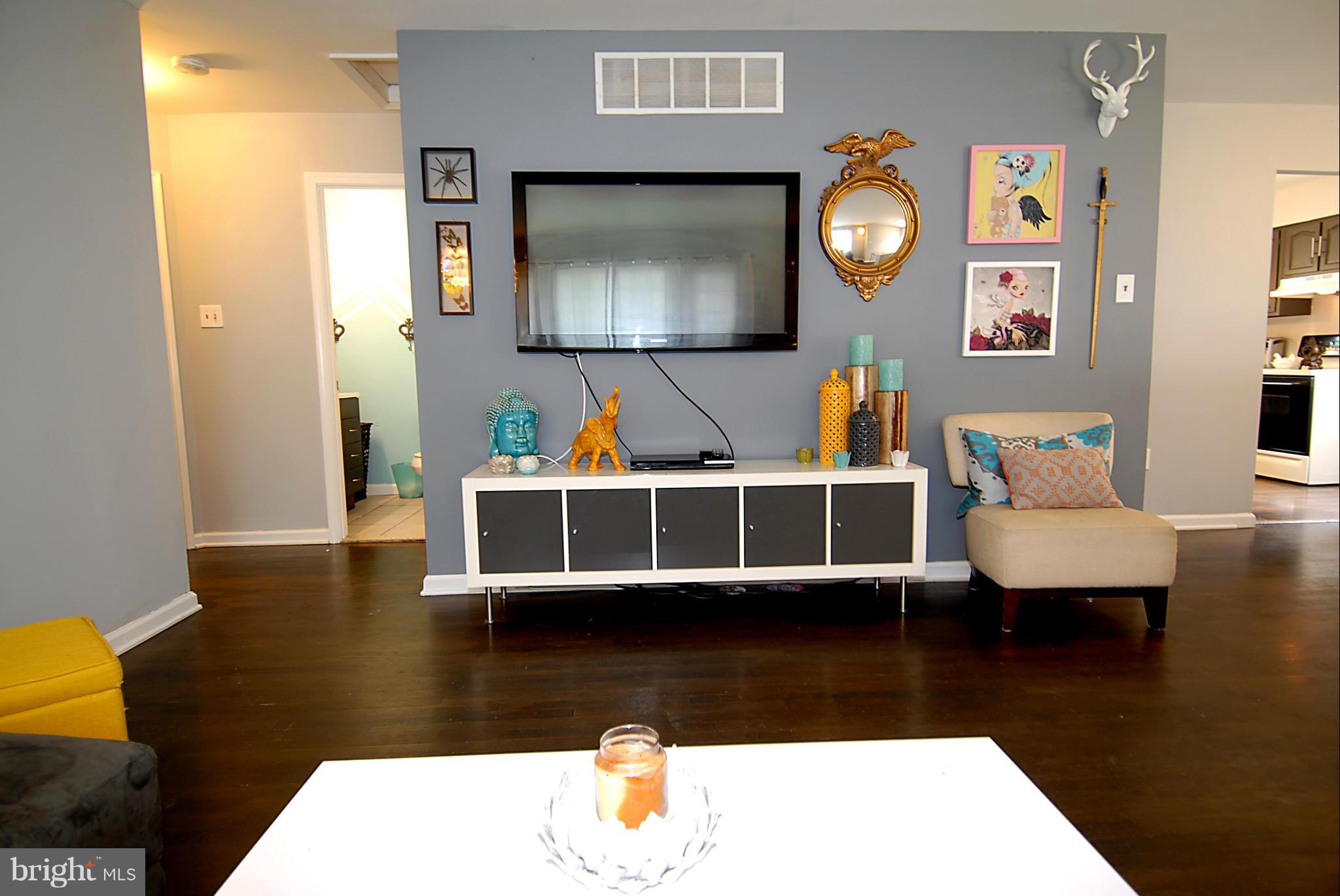 318 Salisbury Road Edgewater, MD 21037 - Photo 7 of 27 Living Room