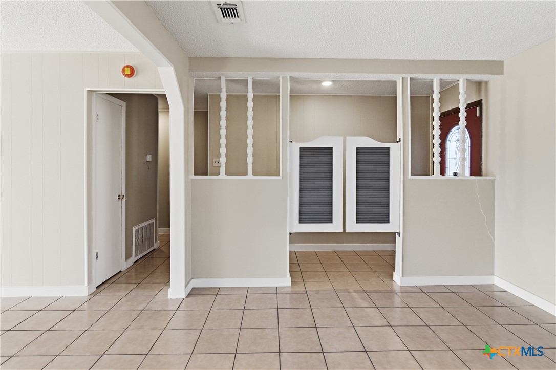 102 Runnel Street Seguin, TX 78155 - Photo 5 of 34 an empty room with closet