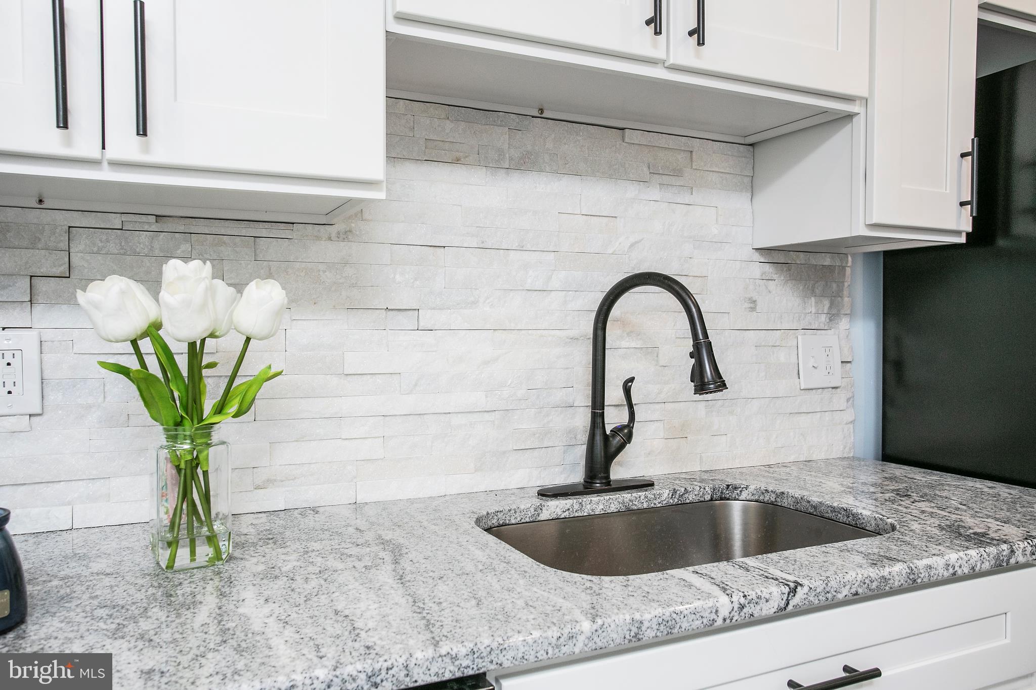 851 Rising Sun Road Telford, PA 18969 - Photo 13 of 33 Stacked Stone Backsplash