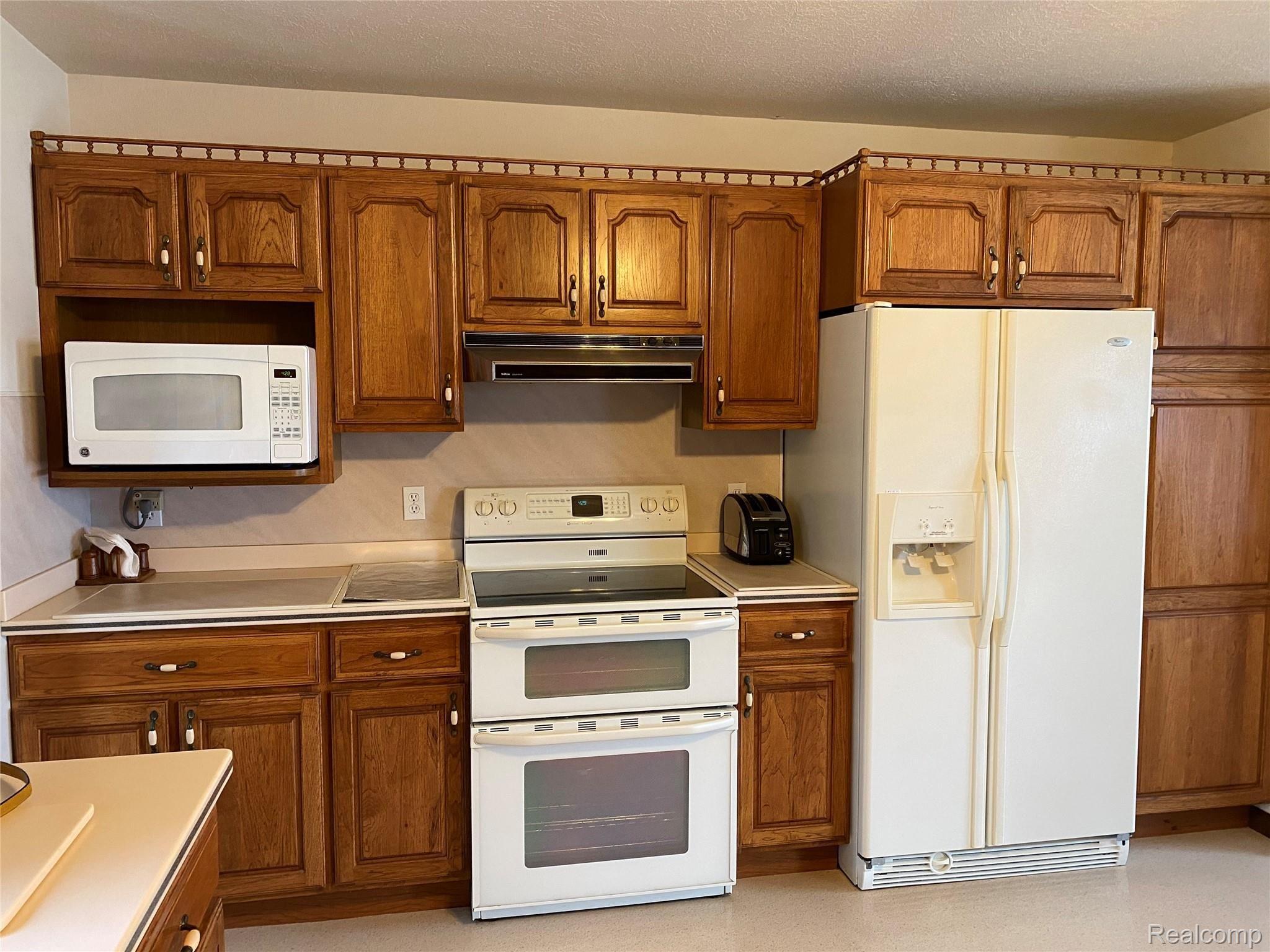 10516 Runyan Lake Road Fenton, MI 48430 - Photo 13 of 30 Plenty of Cabinet Storage In This Kitchen!