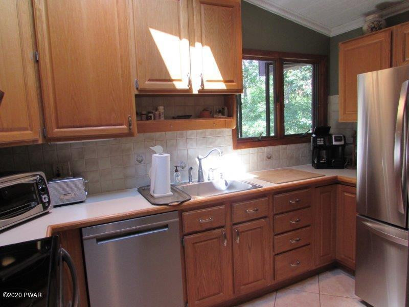 109 Rimrock Lane Hawley, PA 18428 - Photo 6 of 54 6 kitchen view 2