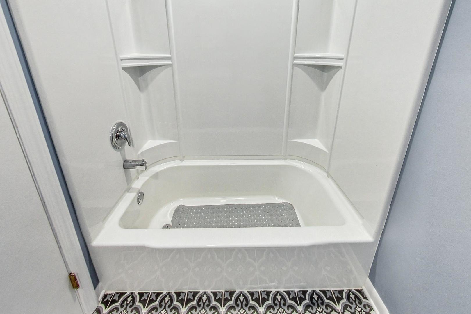 830 Russell Avenue Winthrop Harbor, IL 60096 - Photo 18 of 33 a bathroom with a bathtub