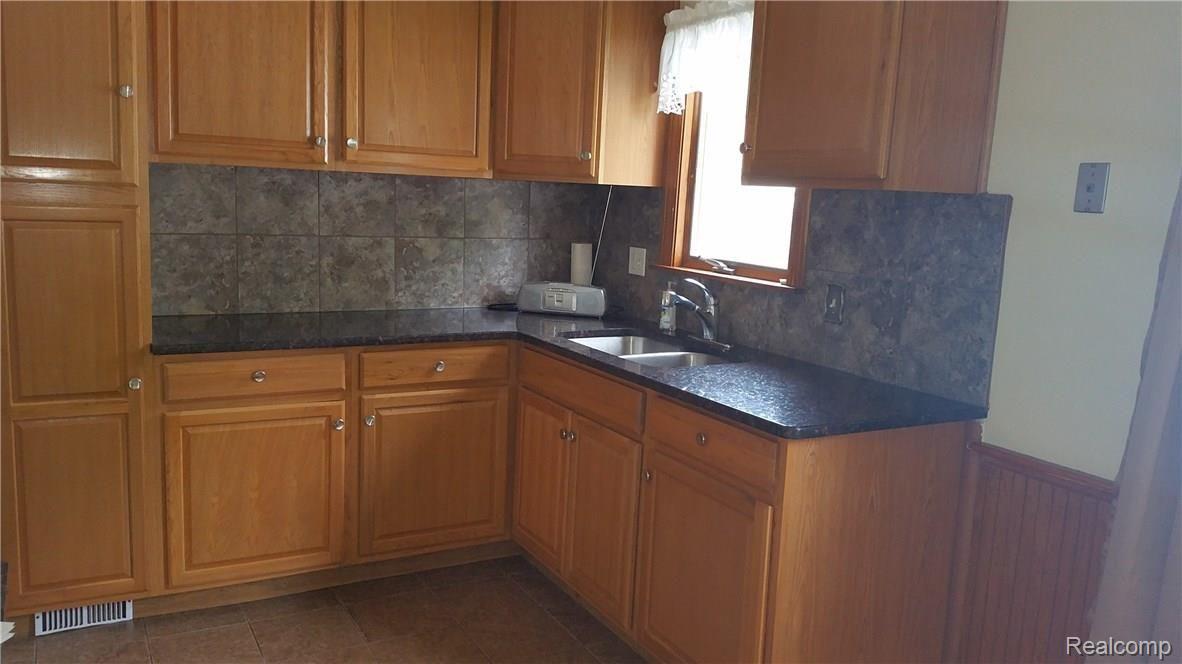 22210 Wick Road Taylor, MI 48180 - Photo 4 of 17 2016-06-16 12.32
