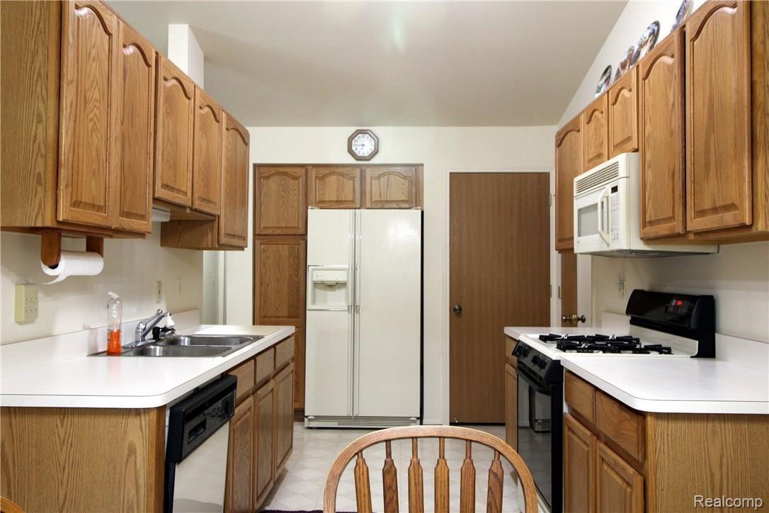 240 Pine Tree Ridge, Unit 3 Waterford, MI 48327 - Photo 11 of 35 Kitchen 3.JPG