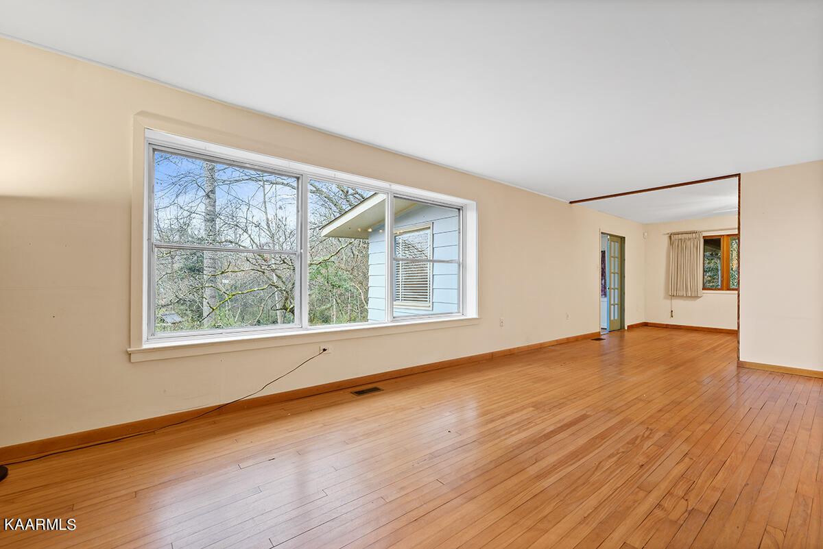 123 Underwood Road Oak Ridge, TN 37830 - Photo 8 of 34 Living Room